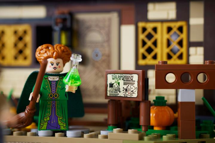 Produktbild LEGO Disney Hocus Pocus: The Sanderson Sisters' Cottage (21341, LEGO Ideas, LEGO Seltene Sets)