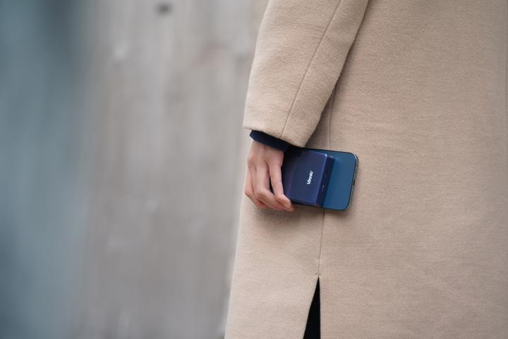 Produktbild Vinnic MANA Magnetic Wireless Powerbank 8.000mAh, blue (8000 mAh, 15 W, 30.80 Wh)