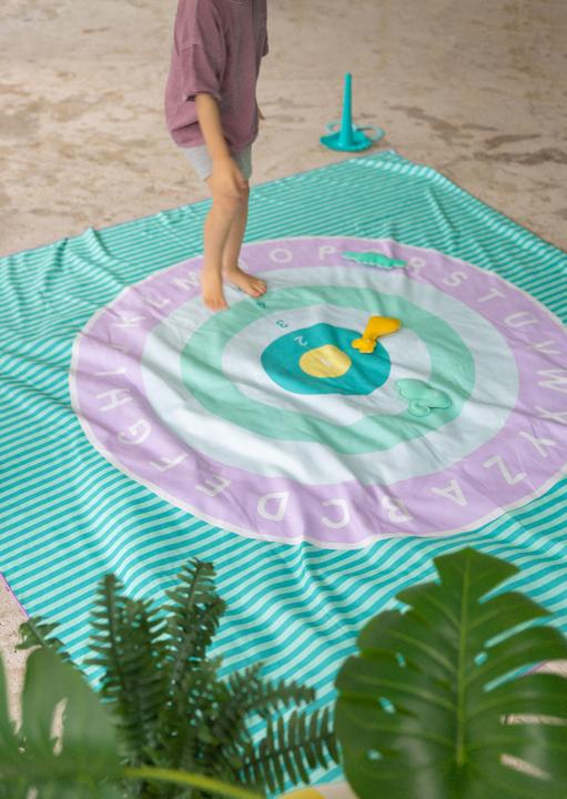 Produktbild Quut Spiel Strandtuch Alphabet/Bullseye XL, 180 x 180cm (180 x 180 cm)