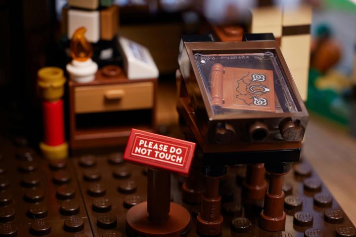 Produktbild LEGO Disney Hocus Pocus: The Sanderson Sisters' Cottage (21341, LEGO Ideas, LEGO Seltene Sets)