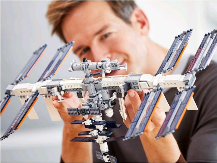 Actual product image LEGO International Space Station (21321, LEGO Ideas, LEGO Rare Sets)