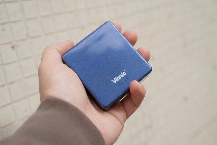 Produktbild Vinnic MANA Magnetic Wireless Powerbank 8.000mAh, blue (8000 mAh, 15 W, 30.80 Wh)