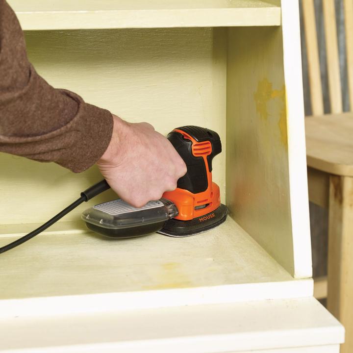 Image du produit Black & Decker Sableuse compacte pour souris (Plateau de ponçage triangulaire, 120 W)