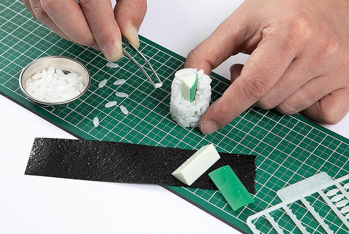 Actual product image Syuto Seiko Sushi Plastic Model Kit 1/1 Kappa Maki (Cucumber Sushi Roll) (re-run) 3 cm