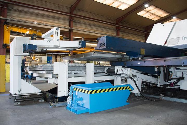Produktbild eurokraft pro Mini-Spänekippbehälter, niedrige Schüttkante, Volumen 0,61 m³, blau RAL 5012 (610 l)