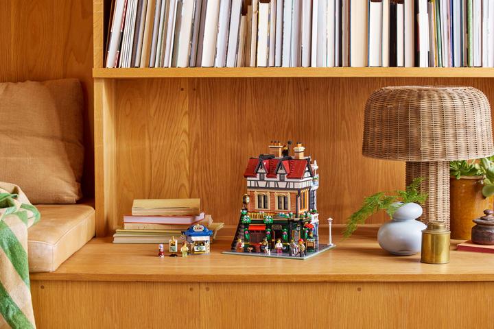 Image du produit LEGO Maison d'angle de style Tudor (10350, LEGO Icons, LEGO difficiles à trouver)