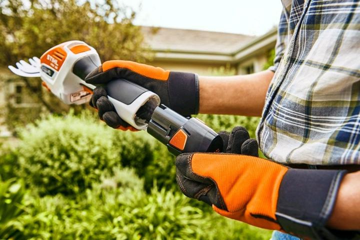 Actual product image Stihl Battery Grass & Shrub Shears HSA 26 - with battery AS2 and charger AL1 (Electric hedge trimmer)