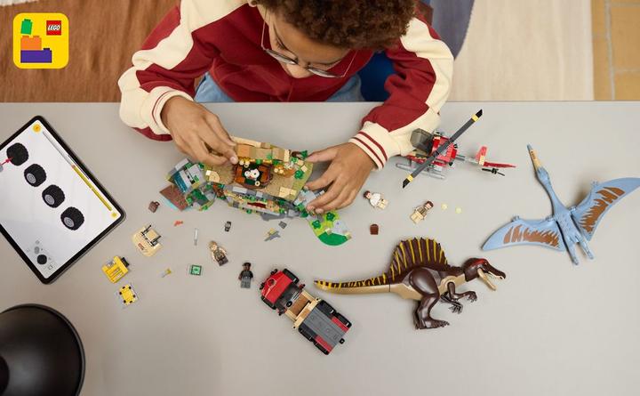 Actual product image LEGO Spinosaurier & Quetzalcoatlus: Hubschrauber-Einsatz (76976, LEGO DC)