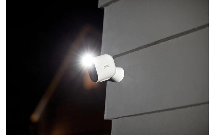 Image du produit Arlo Pro 4 Spotlight, pack de 3 caméras blanc (2688 x 1520 pixels)