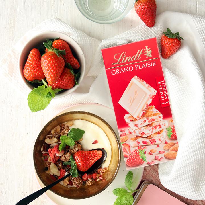 Produktbild Lindt Grand Plaisir Weiss Erdbeer & Mandel Tafelschokolade (150 g)