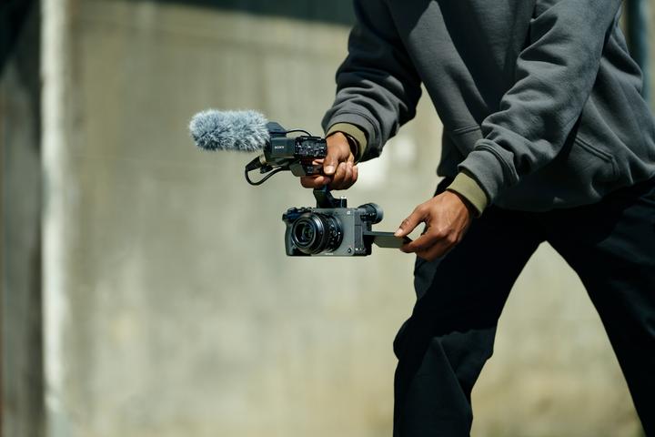 Image du produit Sony Cinema Line FX2 + poignée XLR (33 Mpx, Plein format)