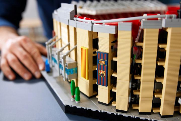 Image du produit LEGO Le Camp Nou - FC Barcelone (10284, LEGO Creator Expert, LEGO difficiles à trouver)
