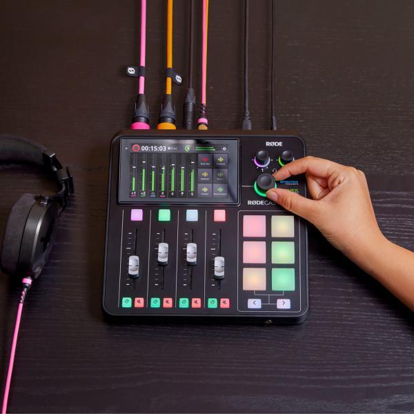 Produktbild RØDE Rodecaster Duo Mischpult mit Abdeckung und Tuch (Studio- und Livemixer)