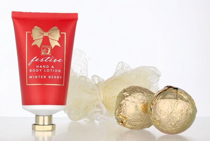 Produktbild Accentra Badeset FESTIVE in sternförmigem Drahtkorb, inkl. 50ml Hand- & Bodylotion, 2 x 40g Badefizzer, 10g N (Haarpflege set, Körperpflegeset)