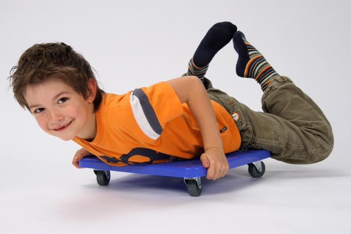 Produktbild Betzold Kleines Rollbrett mit Flüster-Rollen (11.02")