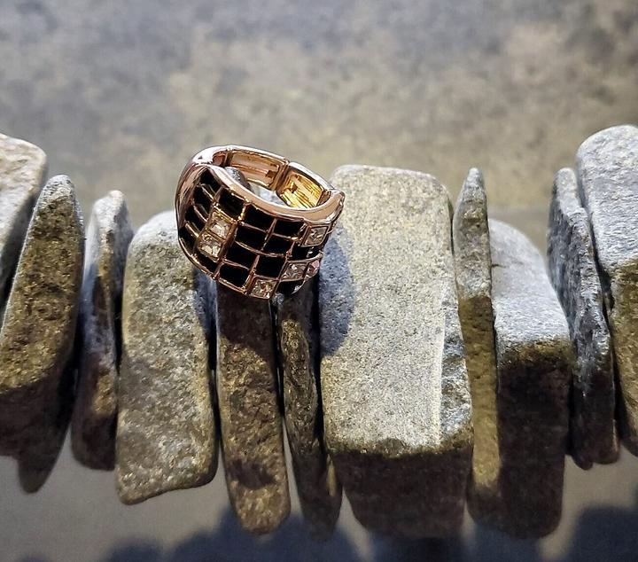 Actual product image Signé Signè ring ladies' ring elastic gold-coloured rhodium-plated One Size Black No.19 (18, 19, 20, 21)