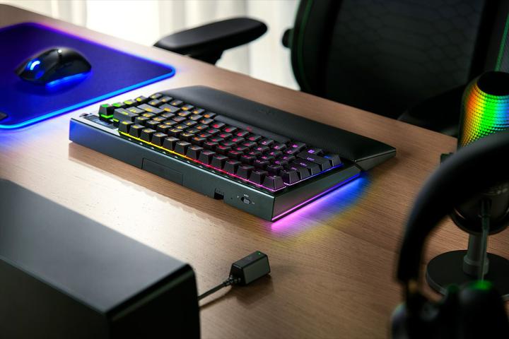 Actual product image Razer BlackWidow V4 Pro (Eng. Int., Wireless, Cable)