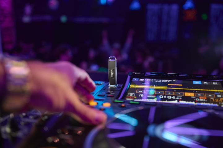Actual product image SanDisk DJ Flash Drive 512GB (512 GB, USB-A, USB-C)