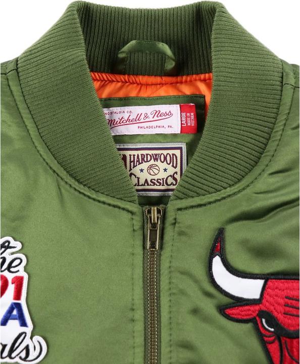 Actual product image Mitchell & Ness NBA Flight Satin - Chicago Bulls Bomberja - 125971 (L)