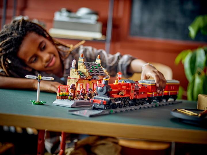 Produktbild LEGO Hogwarts Express & der Bahnhof von Hogsmeade (76423, LEGO Harry Potter)