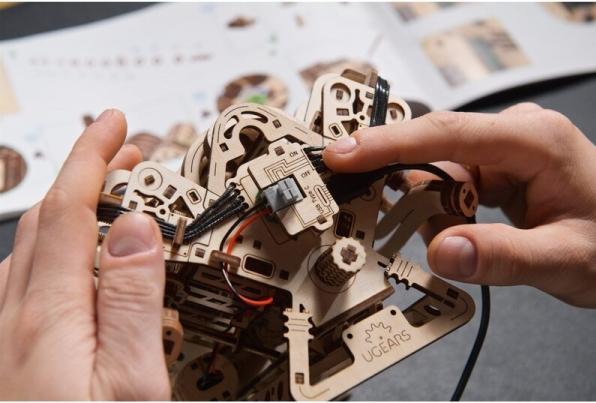 Immagine prodotto Ugears MOTEUR V8 776PCS (FR-DE-EN-POL-ES-UKR)