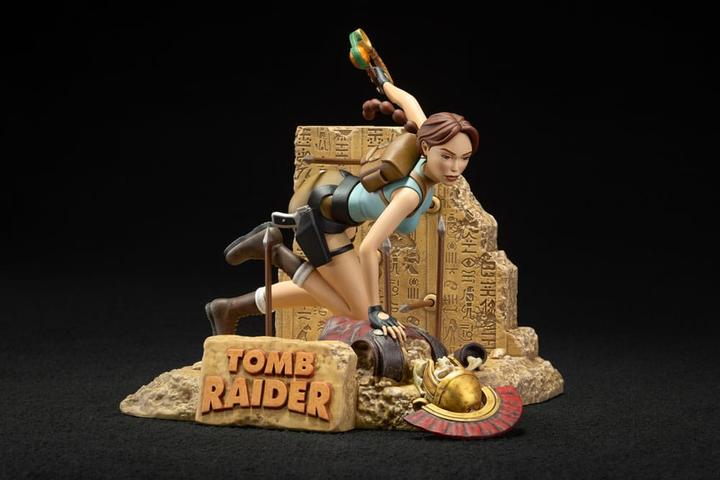 Actual product image Dark Horse Tomb Raider 1996 PVC Statue Lara Croft Classic Era 17 cm