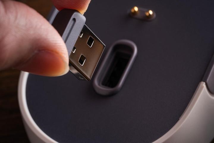 Produktbild 8bitdo Retro R8 Mouse with Charging Dock N version 85CB02 (Kabelgebunden, Kabellos, Docking)