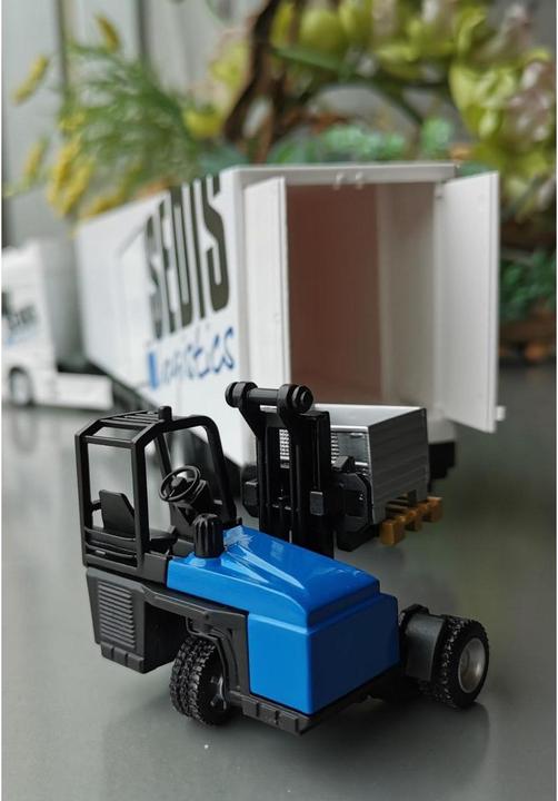 Produktbild Bburago Mercedes Lastwagen