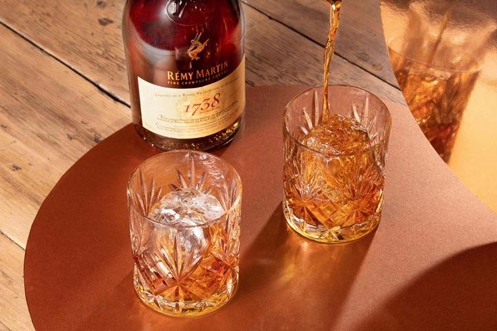 Produktbild Rémy Martin 1738 ACCORD ROYAL Cognac Fine Champagne 40% Vol. 0,7l in Geschenkbox mit Shaker (1 x 70 cl)