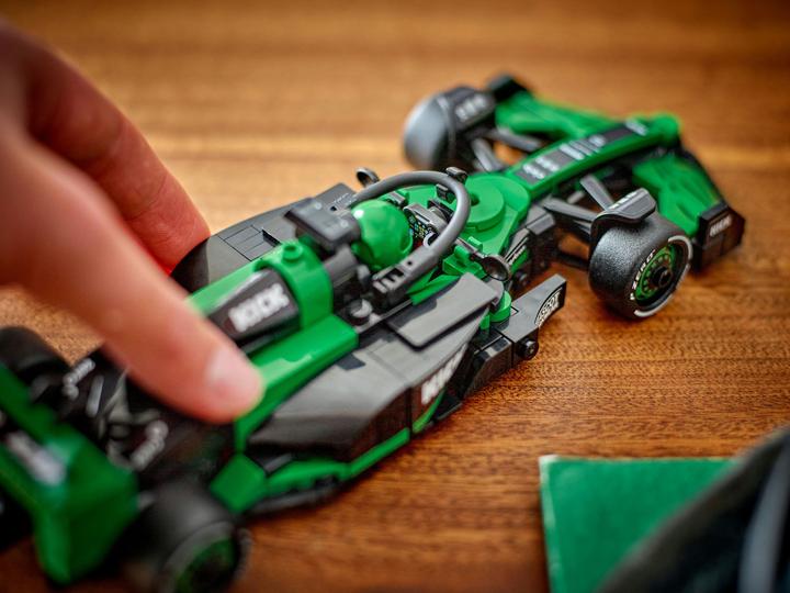 Actual product image LEGO KICK Sauber F1 Team C44 Rennauto (77247, LEGO Speed Champions)