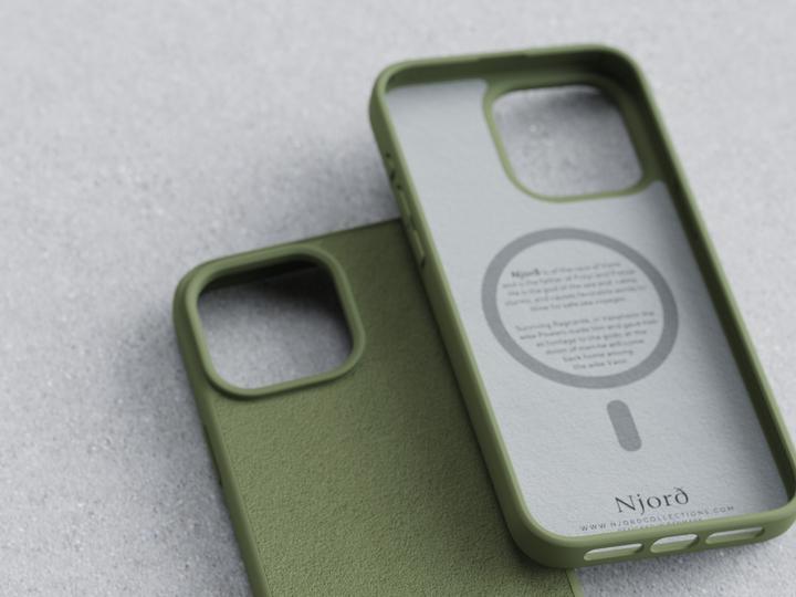 Produktbild Njord Suede MagSafe Case for iPhone 15 Pro Max, Olive (Apple iPhone 15 Pro Max)