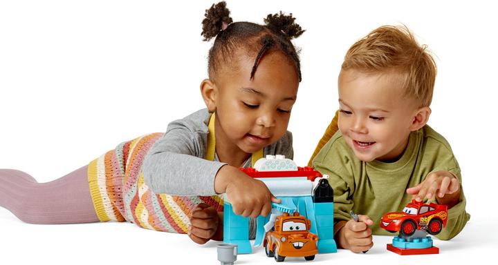 Produktbild LEGO Lightning McQueen und Mater in der Waschanlage (10996)