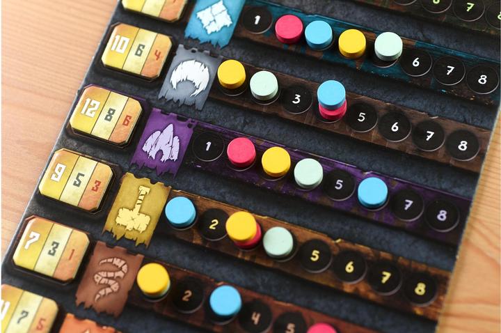 Actual product image Skellig Games SKE48011 - Der Fall des Bergkönigs, Brettspiel, 1-5 Spieler, ab 13 Jahre, (DE-Ausgabe) (German)
