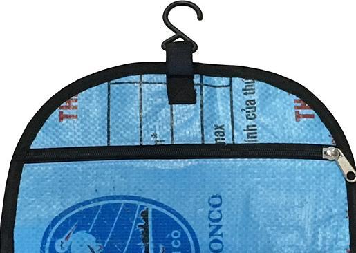 Image du produit Bekos Upcycling - Sac de toilette à suspendre en sacs d'aliments pour poissons recyclés vert